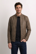 Daniel chaqueta marrón con modelo
