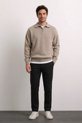 Eduardo beige de frente con modelo