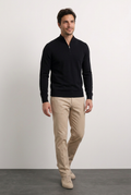 Bruno suéter negro con modelo caminando