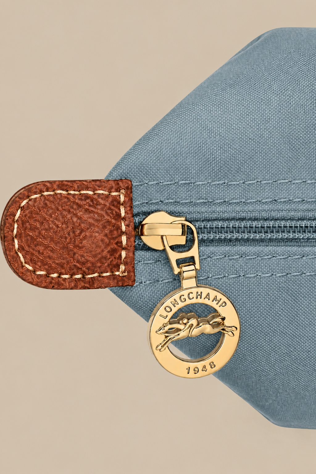 Bolso Nerea, detalle de cremallera con fondo arena