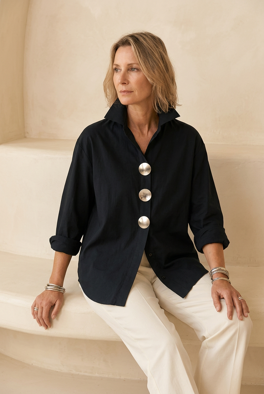 Blusa Pilar negra con modelo