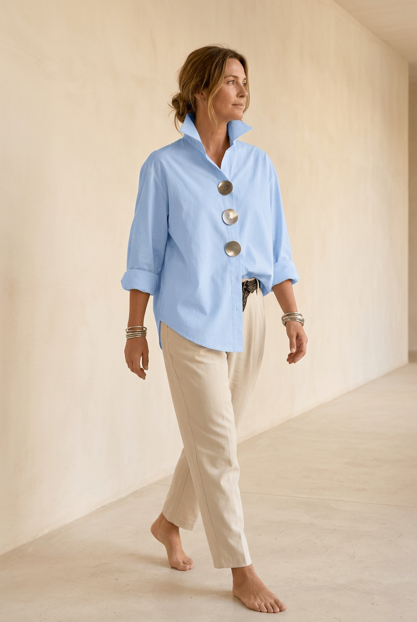 Blusa Pilar azul con modelo