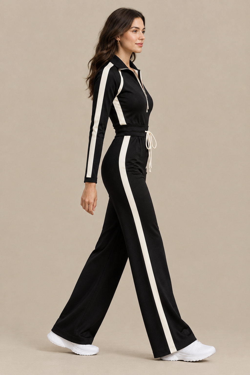 Conjunto Mónica, modelo de perfil caminando sobre fondo arena