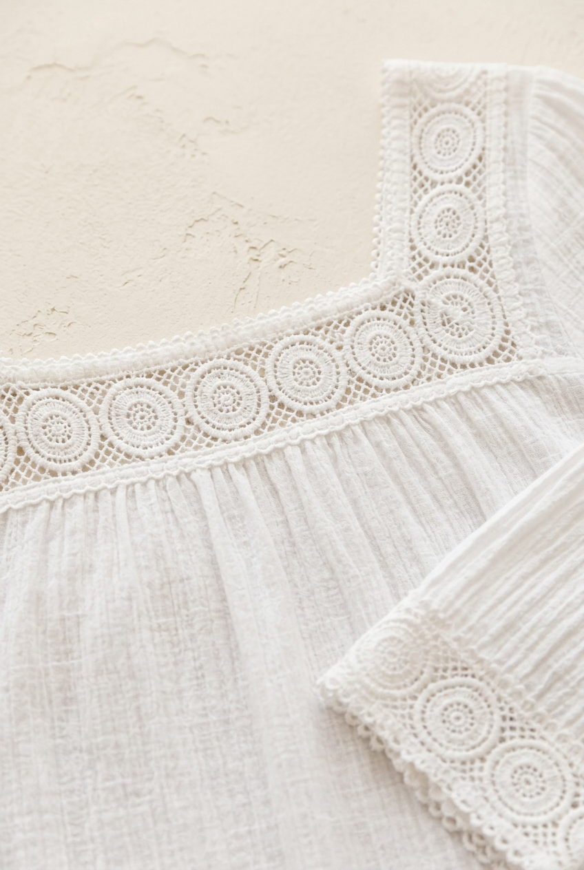 Ariadna, detalle del encaje del escote