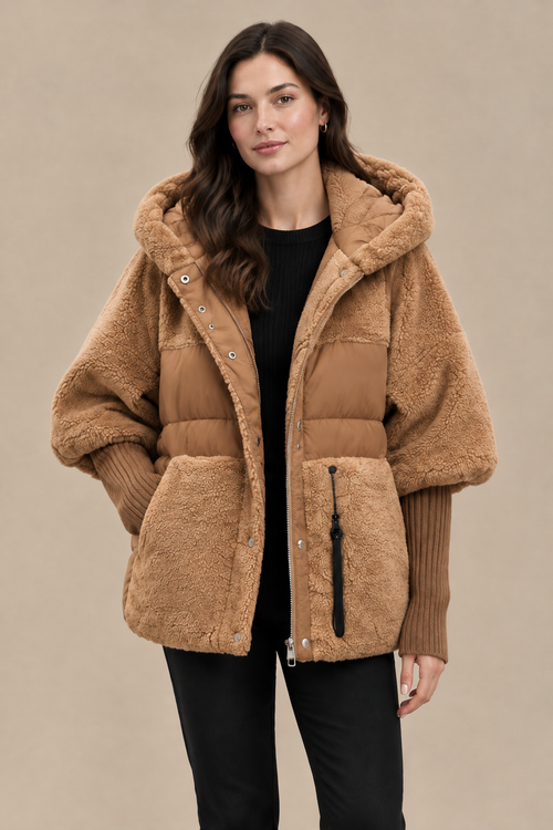 Alba camel de frente con modelo castaña, fondo arena