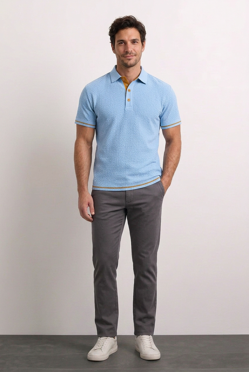 Enrique polo azul claro con modelo
