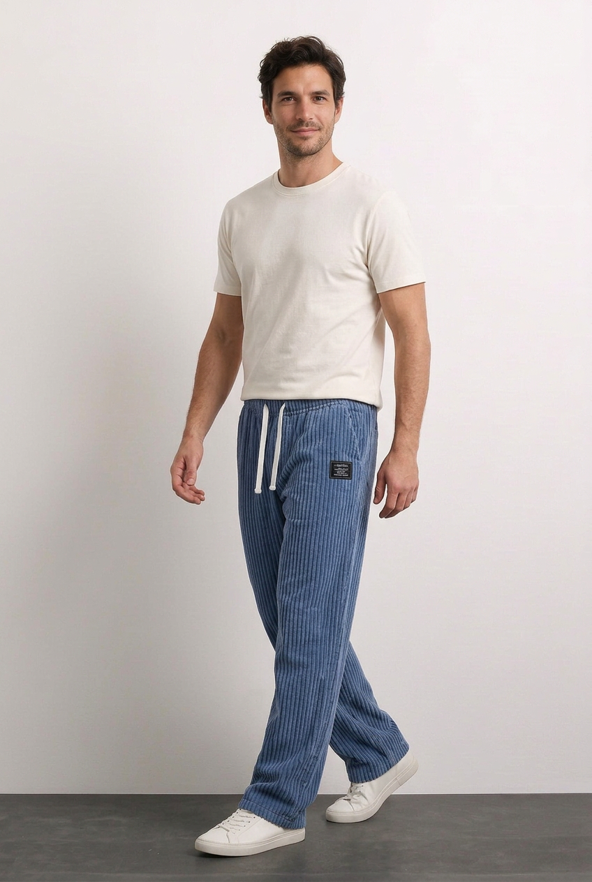 Pablo pantalón azul con modelo caminando