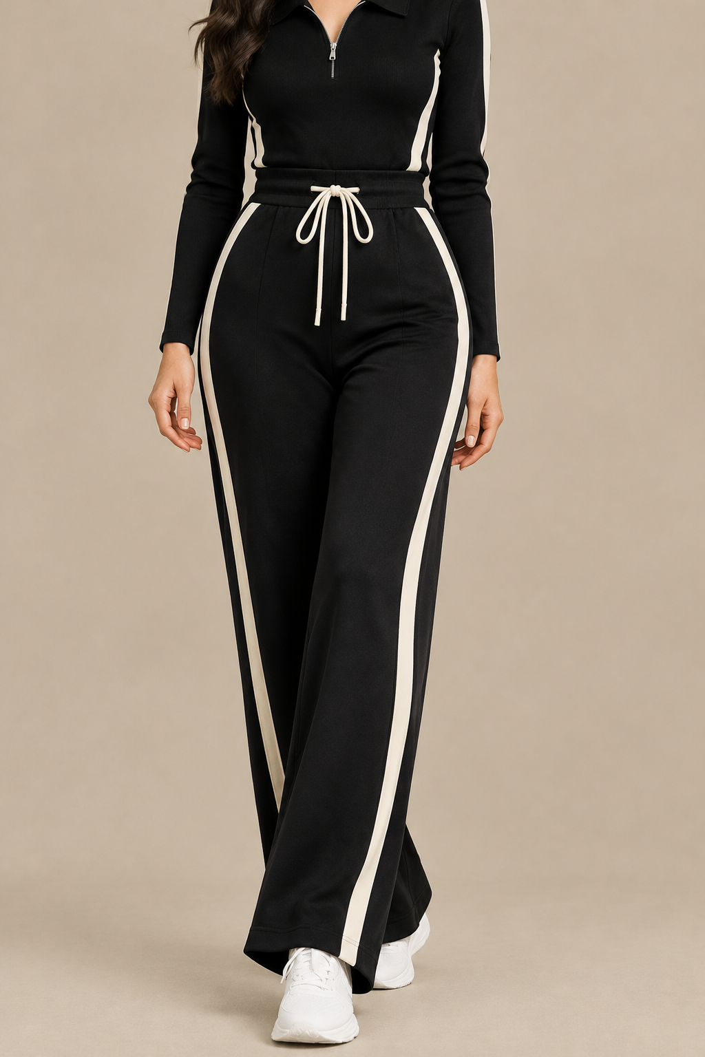 Conjunto Mónica, detalle del pantalón sobre fondo arena