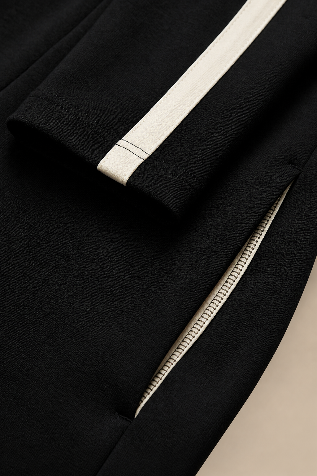 Conjunto Mónica, detalle del tejido y cremallera con fondo arena