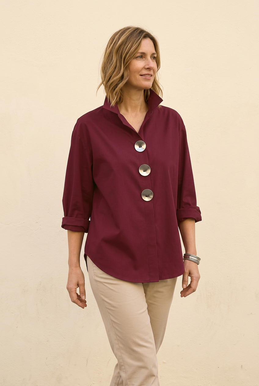 Blusa Pilar burdeos con modelo