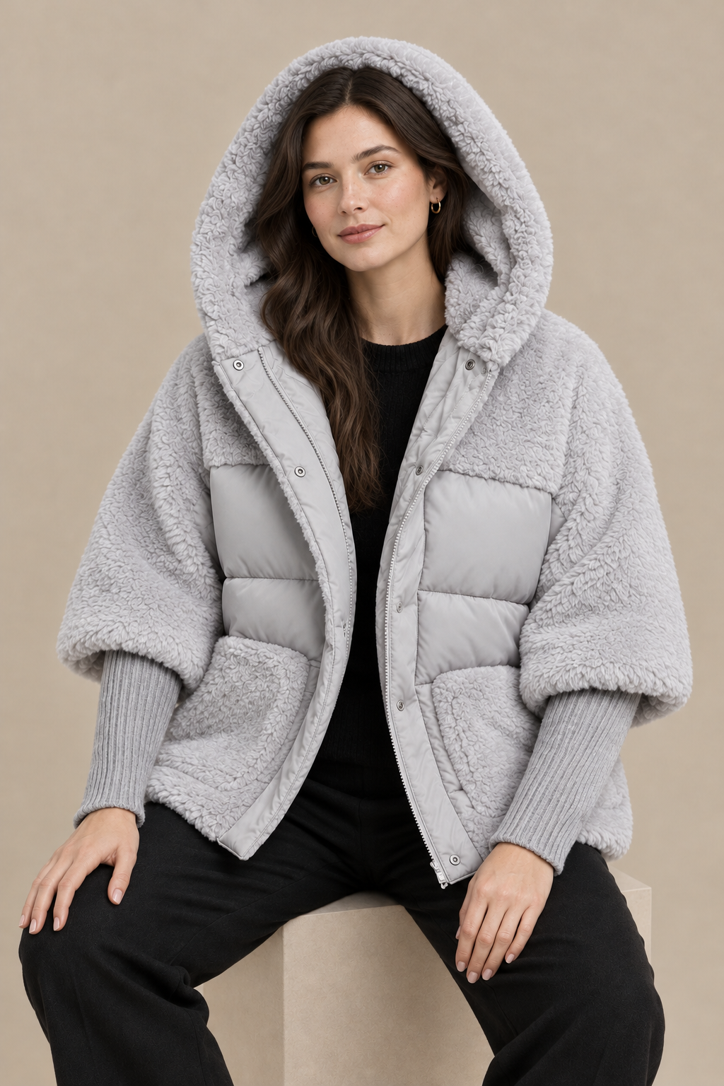 Alba gris con modelo castaña sentada, fondo arena