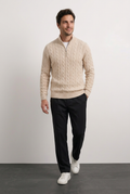 Fernando conjunto beige y negro con modelo caminando
