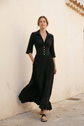 Vestido Elvira en un entorno minimalista con luz natural