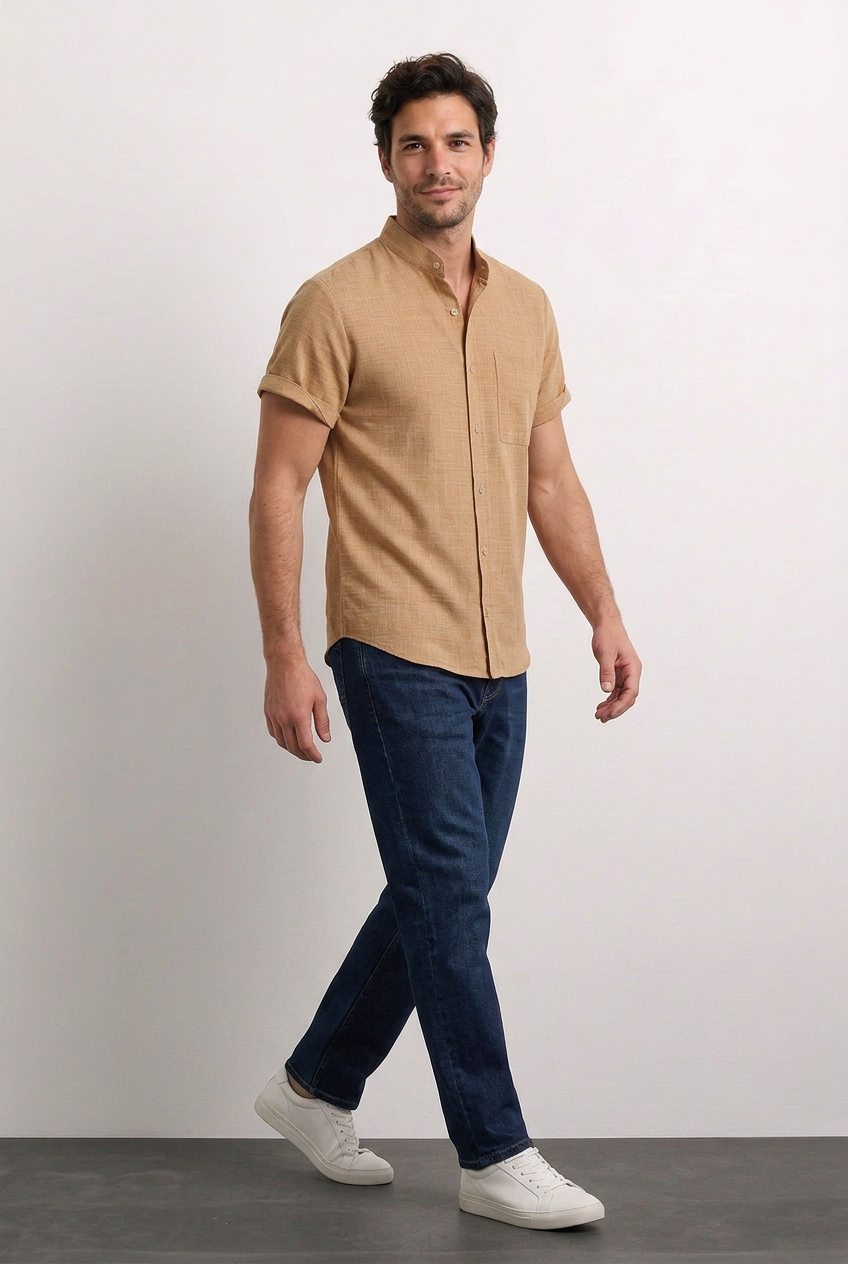 Tomás camisa caqui caminando