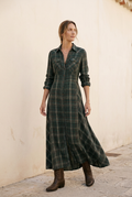 Vestido Verónica de cuadros con modelo en un giro suave