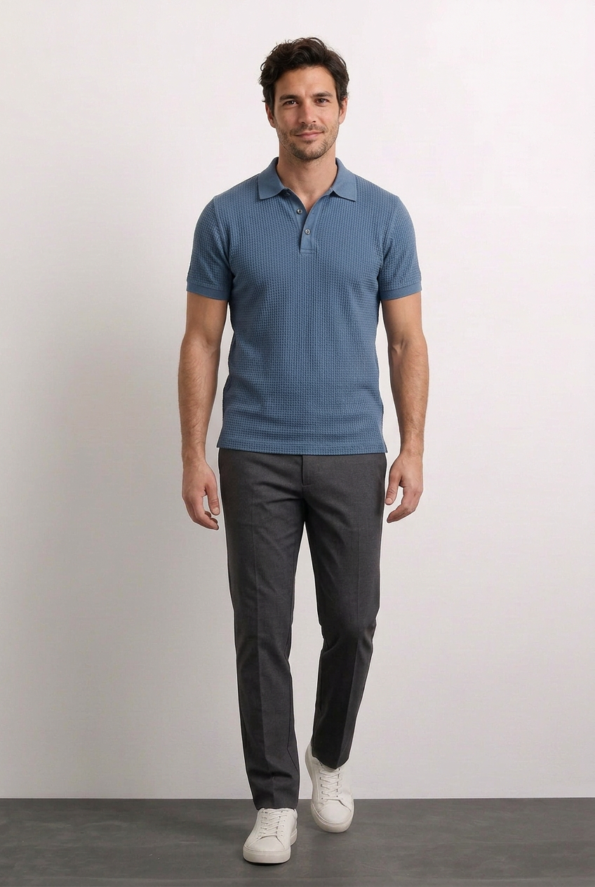 Carlos polo azul con pantalón gris carbón